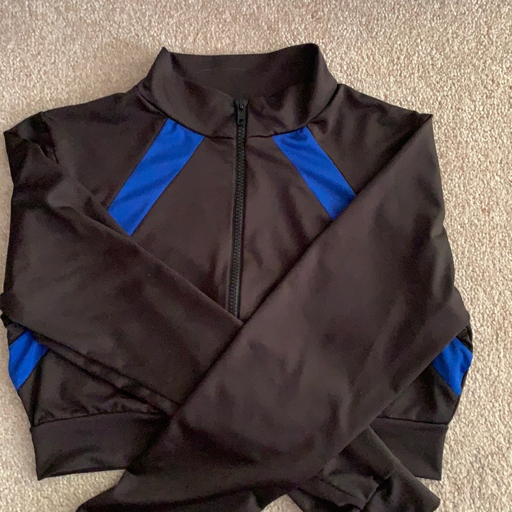 The brand is infinite performance, women’s size M.